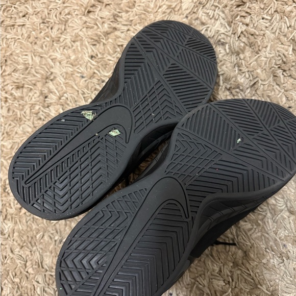 Nike Black Athletic Shoes Sleek Design - Picture 5 of 6